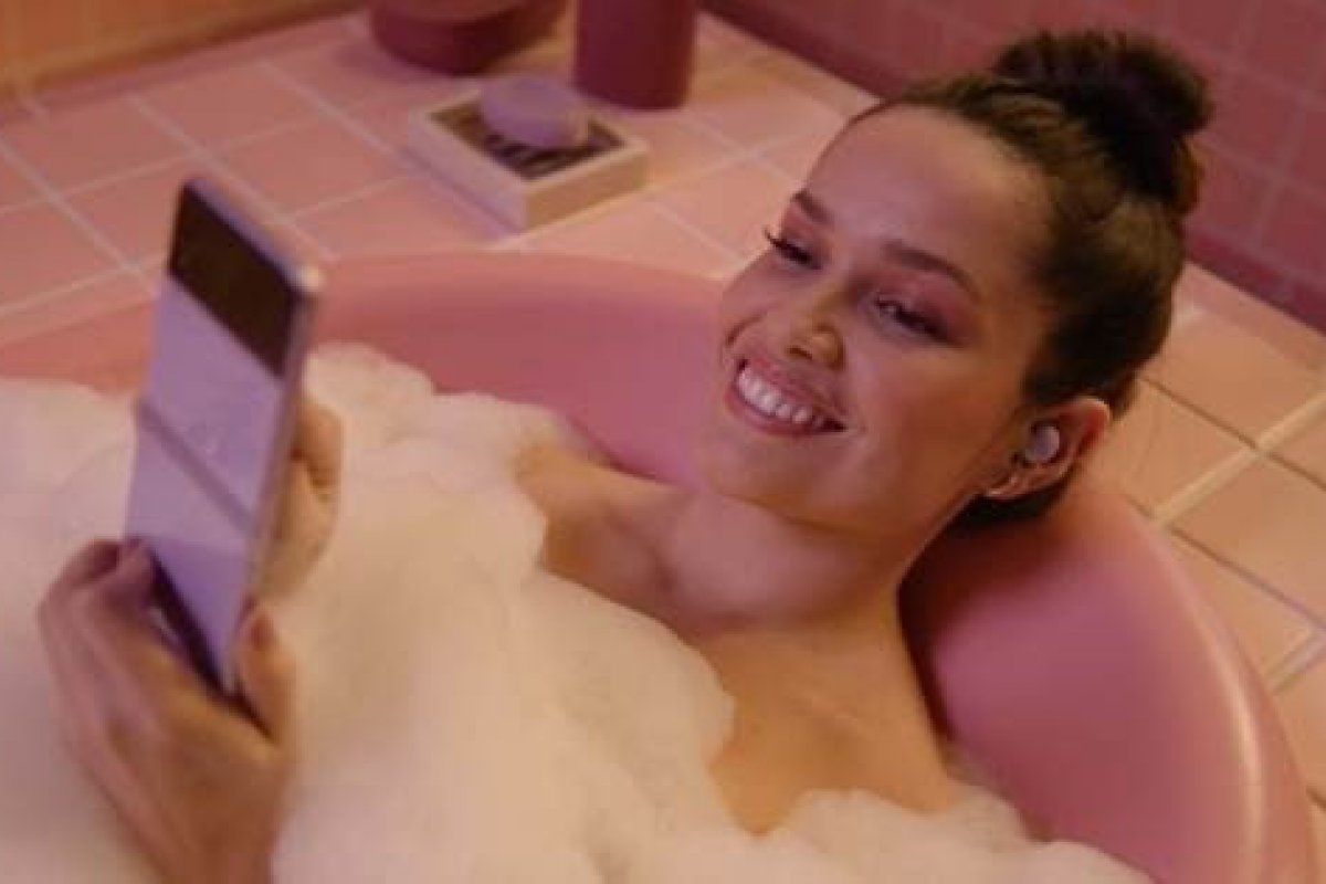 Juliette é a estrela da campanha do novo celular da Samsung