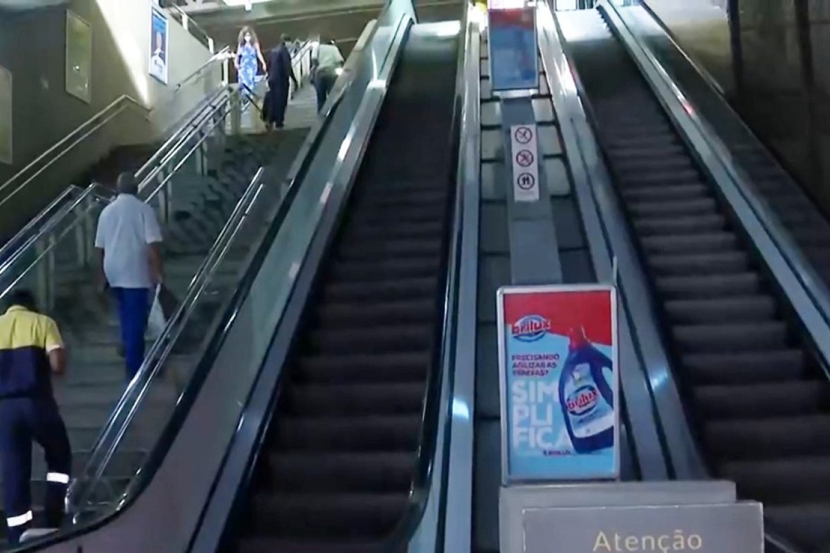 Após conserto, escada rolante da Estação da Lapa volta a quebrar nesta quinta (18)