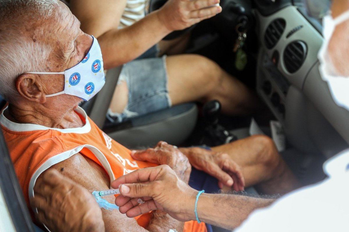 Após anúncio do MS, Salvador começa aplicar terceira dose nesta sexta-feira (19)