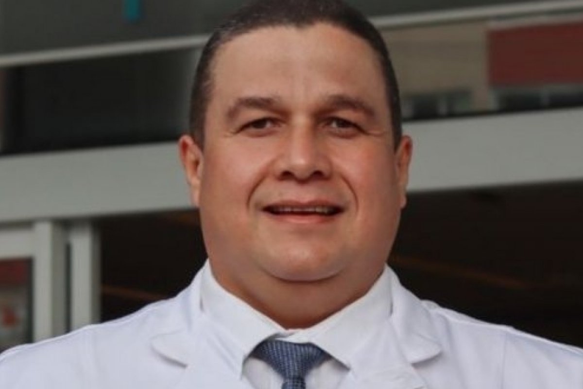 Passar muito tempo no celular pode afetar a saúde do pescoço ombros e punhos