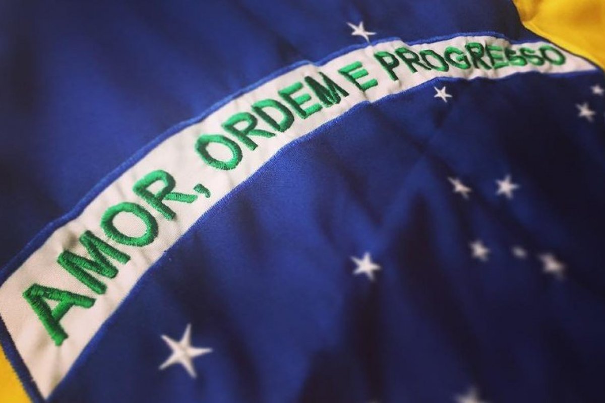 Grupo sugere adicionar palavra 'amor' na bandeira do Brasil em combate ao ódio