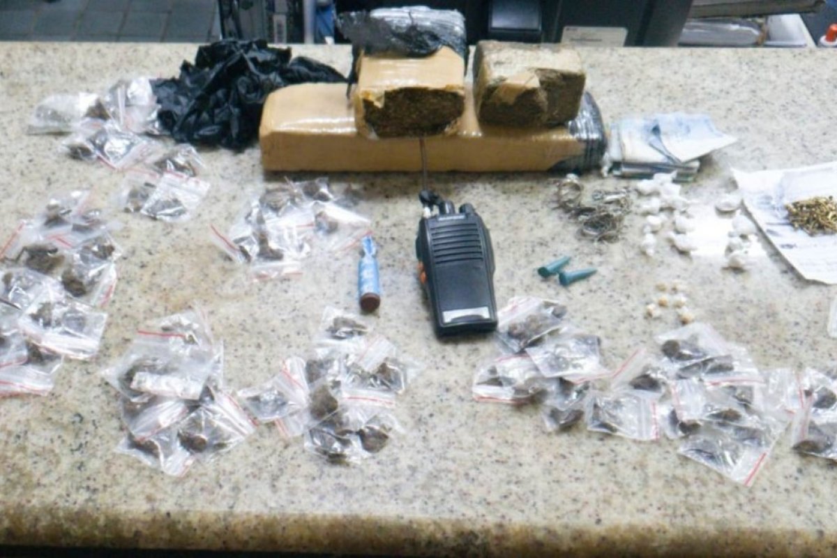 Duas pessoas são presas em uma ação da polícia no bairro de Valéria, em Salvador