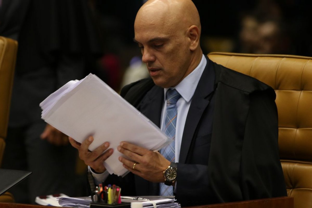 Moraes tranca investigação contra delegado responsável por inquérito contra Bolsonaro