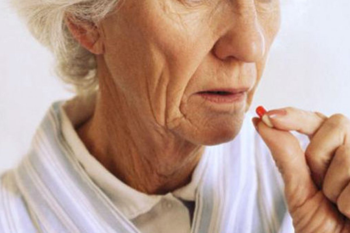 Estudo aponta que mulheres e idosos têm maior risco de reações adversas por interação medicamentosa
