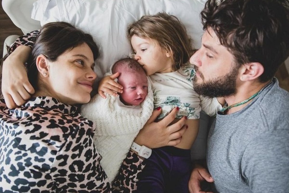 Nasceu! Laura Neiva dá à luz José, segundo filho com Chay Suede