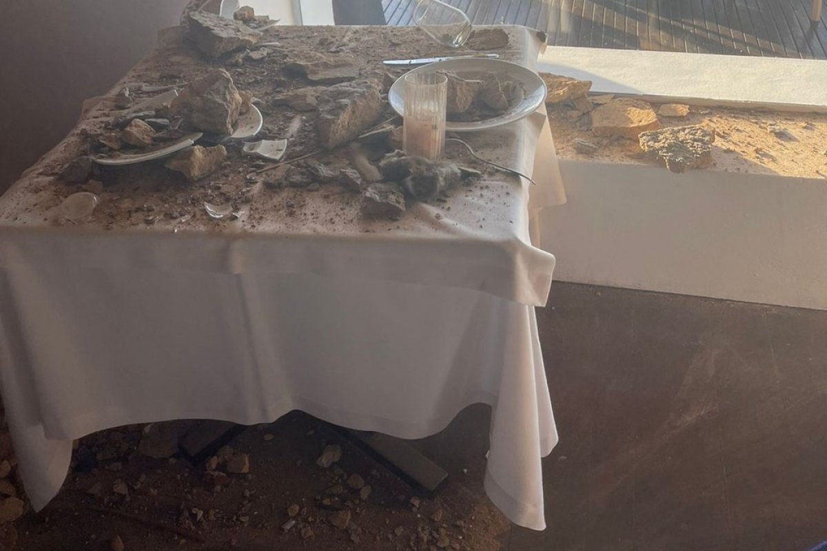 Teto de restaurante desaba parcialmente em mesa de turistas, na avenida Contorno, em Salvador