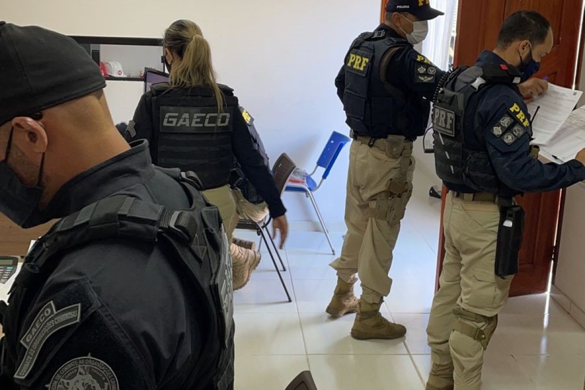 Duas pessoas são presas durante operação que investiga desvio de recursos públicos na Bahia