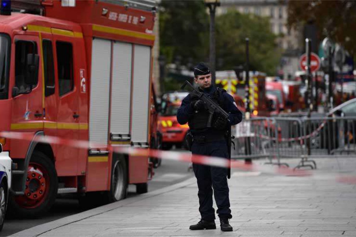Policiais são mortos em ataque a sede da polícia em Paris