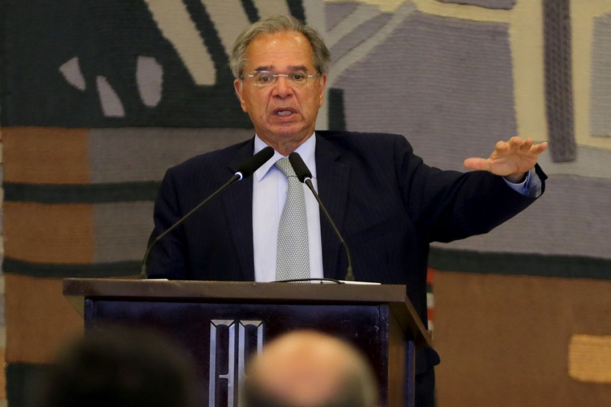 Paulo Guedes diz que dólar alto estimula investimentos no Brasil