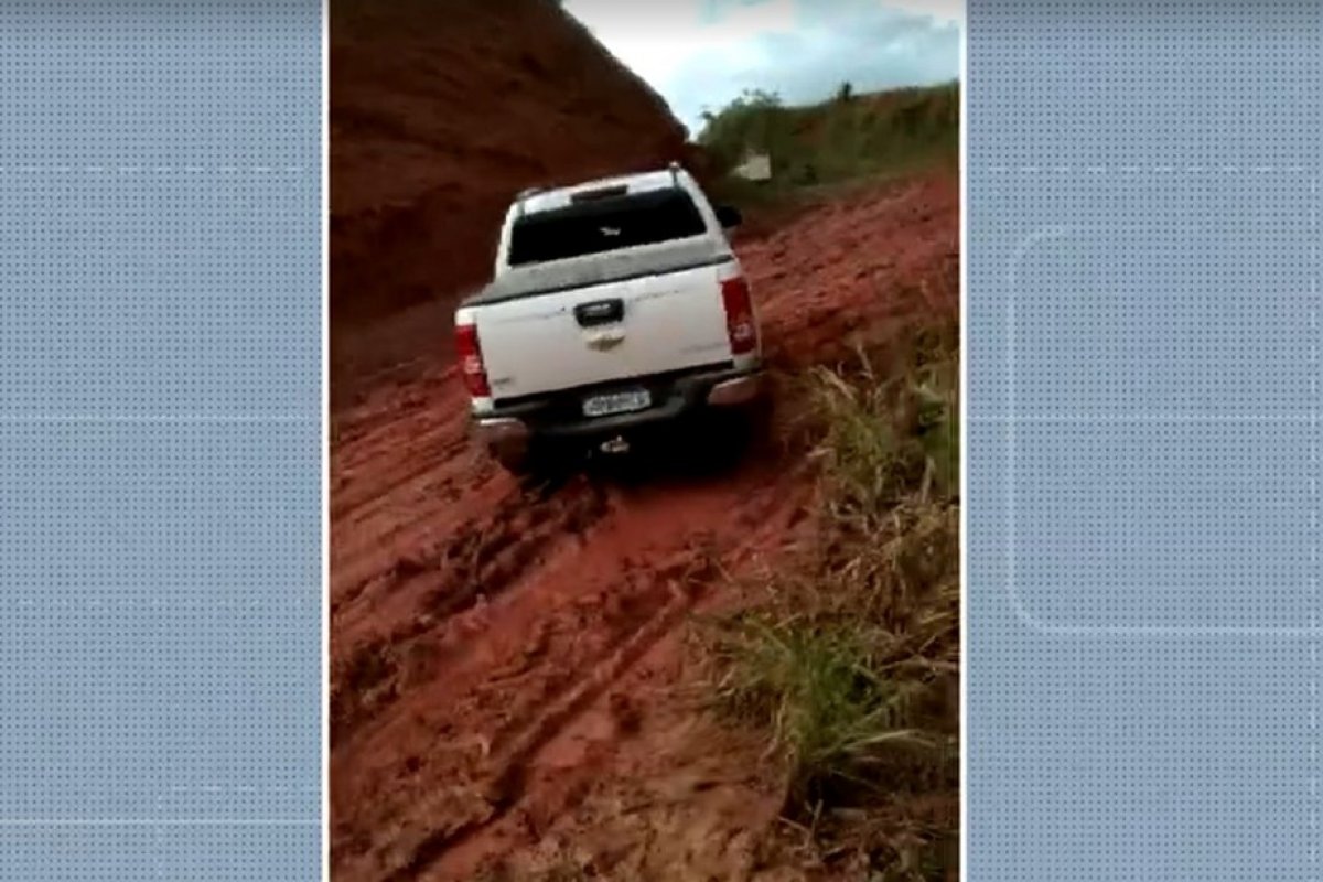 Caminhões e outros veículos atolam na lama em rodovia no sul da Bahia