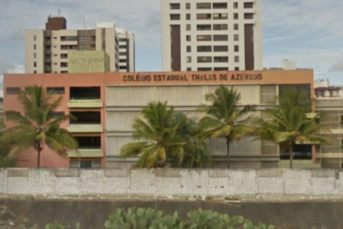 Professora recebe intimação policial por conteúdo "esquerdista" e "de doutrinação feminista"