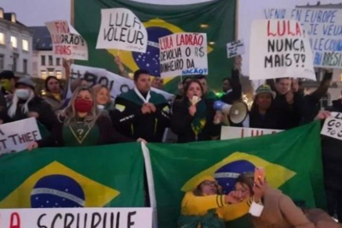 Lula é recebido com protestos durante agenda em Bruxelas: 'Lula nunca mais'