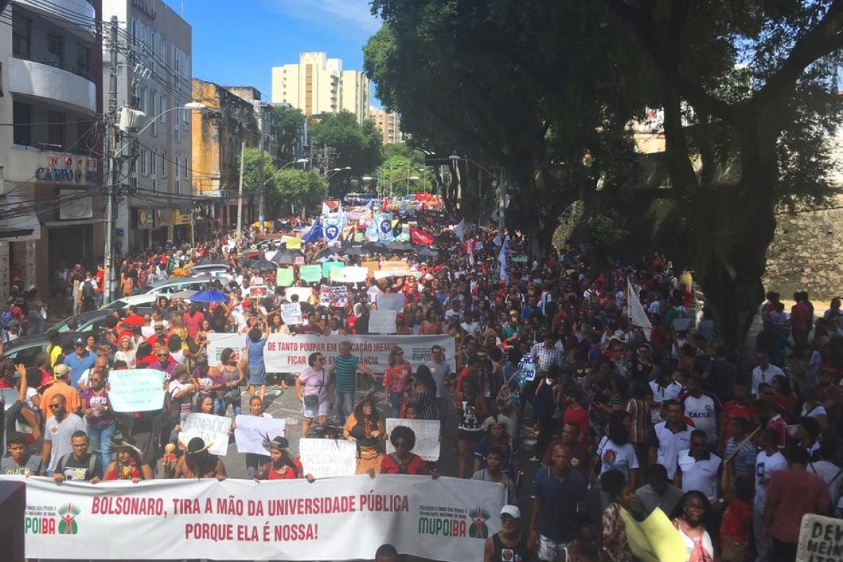 Professores e estudantes realizam protesto pela educação em Salvador