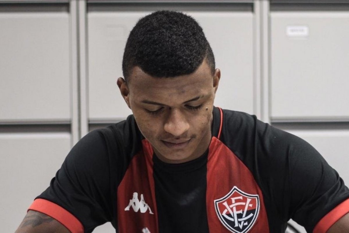 Atacante Negueba é oficialmente anunciado como reforço do Vitória