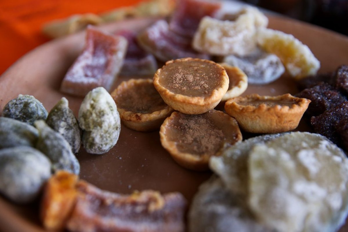 Crianças que consomem muito açúcar são mais propensas a ter cáries, aponta estudo