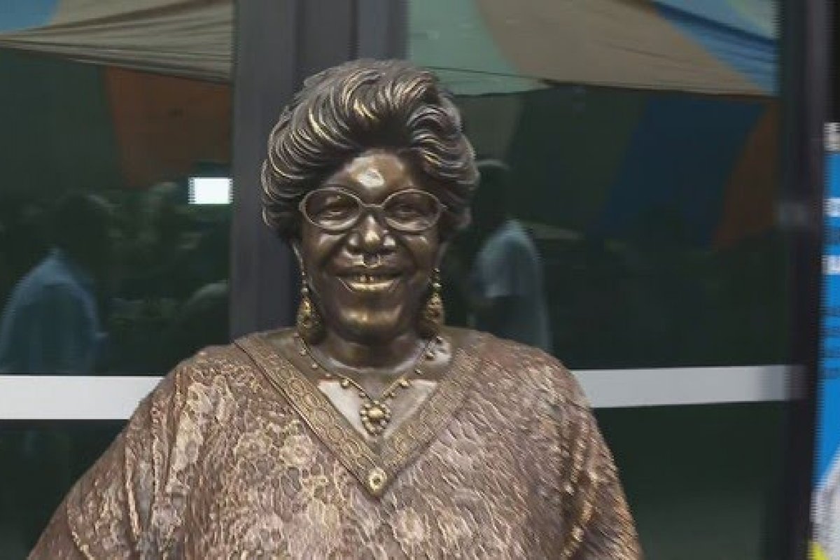 Dama do samba! Estátua em homenagem a Ivone Lara é inaugurada no dia da Consciência Negra