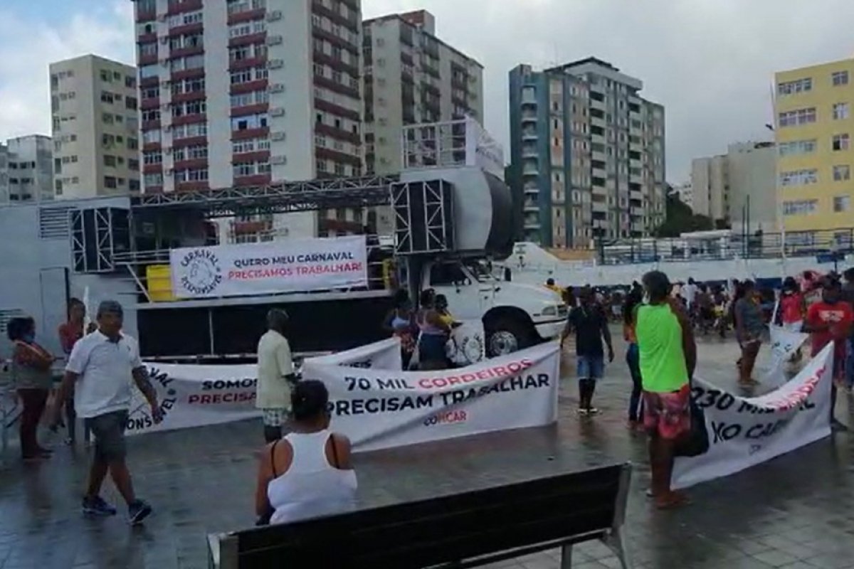Grupo faz carreata no Farol da Barra e cobra realização do Carnaval em Salvador