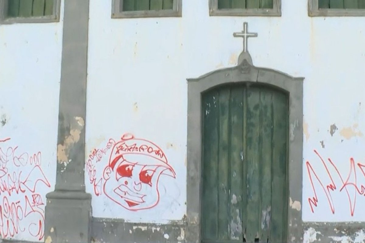 Câmeras de segurança flagram homens pichando Paróquia de Sant'Ana, no Rio Vermelho, em Salvador