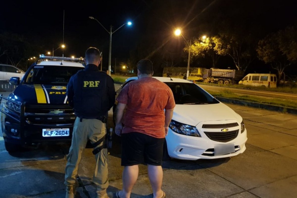 Polícia prende motorista e recupera veículo fruto de golpe em locadora