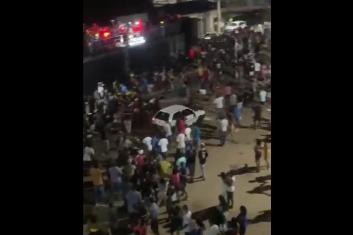 Motorista avança com carro em multidão e atropela pessoas em festa no interior da Bahia