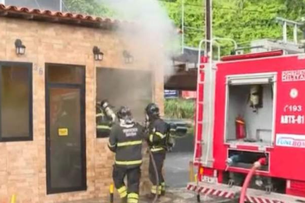 Incêndio atinge pizzaria no Rio Vermelho na manhã desta segunda-feira (22)