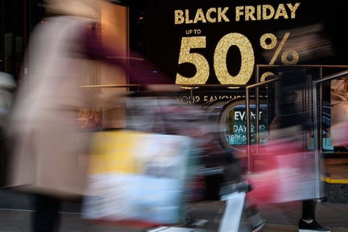 Brasileiros planejam aproveitar Black Friday para antecipar compras de Natal, diz pesquisa