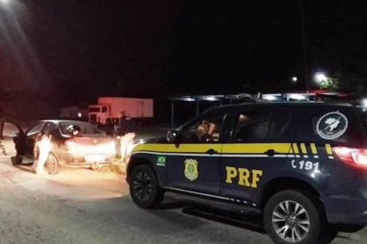 Quatro homens são presos na BR-101 acusados de assaltos a ônibus na região de Alagoinhas