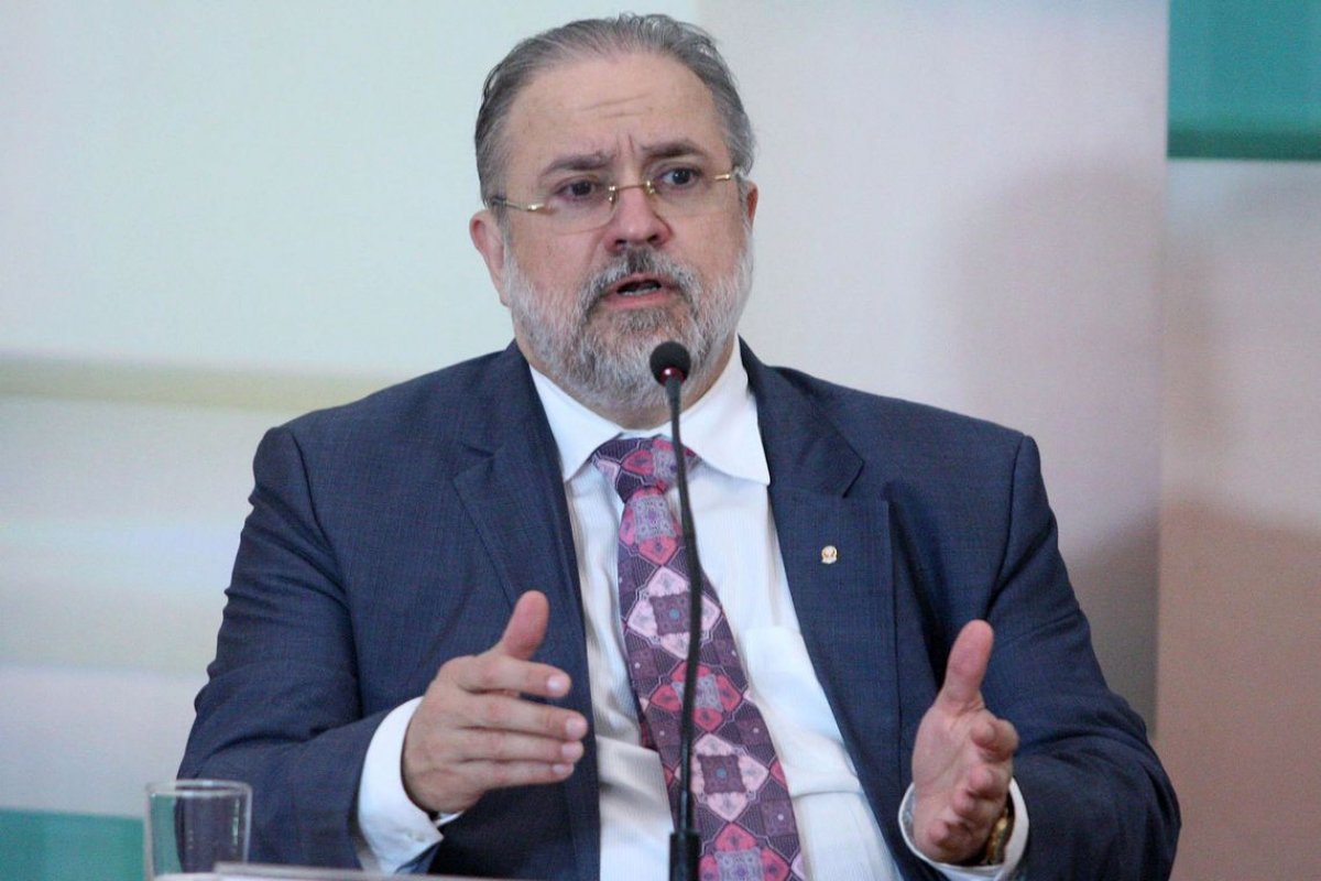 Aras participa pela primeira vez de sessão do STF como procurador-geral da República