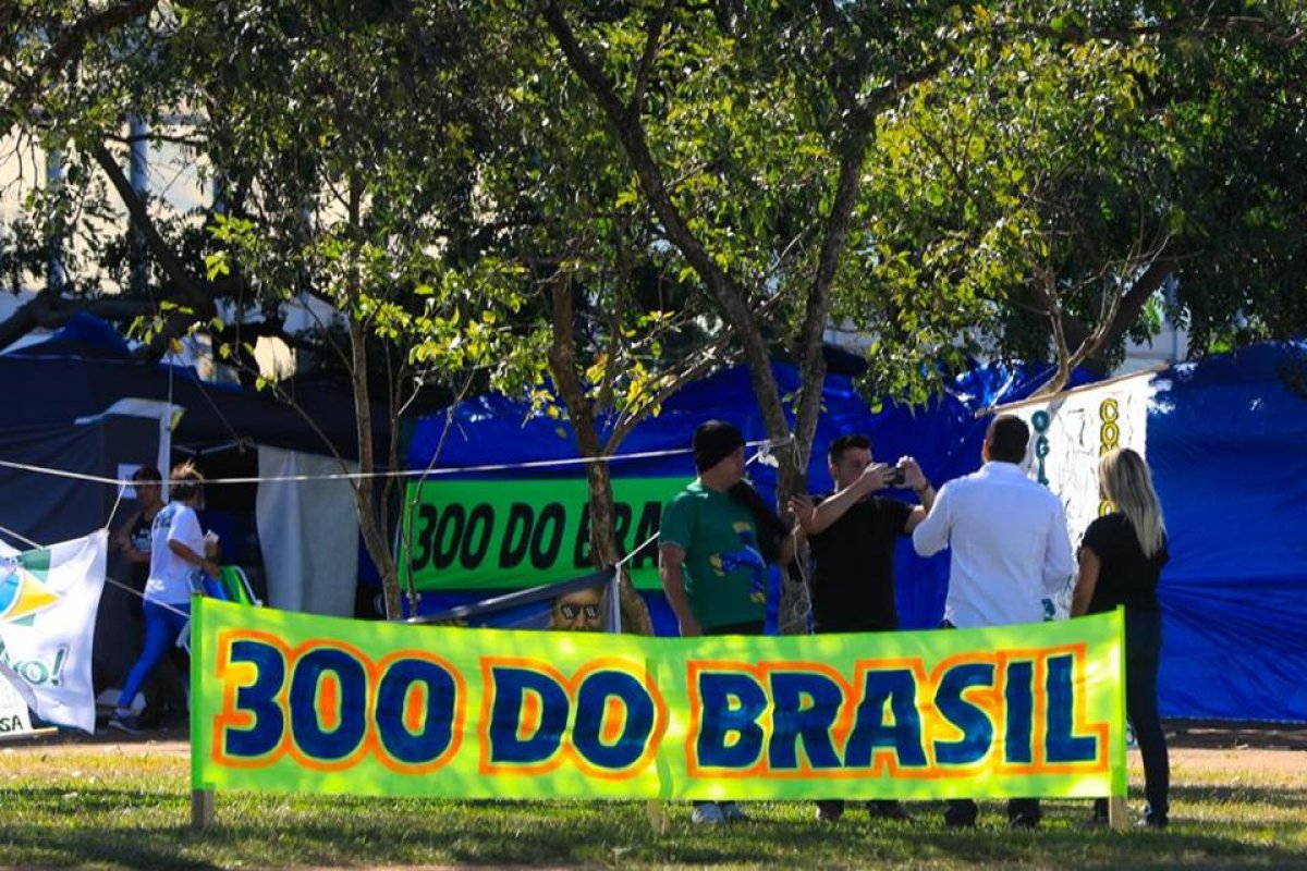 General Heleno e Bia Kicis negam ter apoiado Sara Winter em acampamento contra o STF