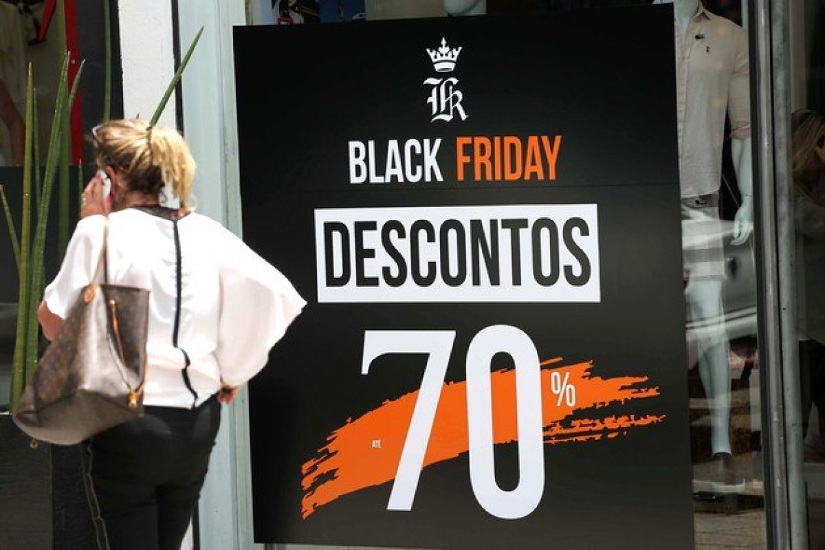 57% dos consumidores desejam fazer compras na Black Friday 2021, diz pesquisa da CNDL