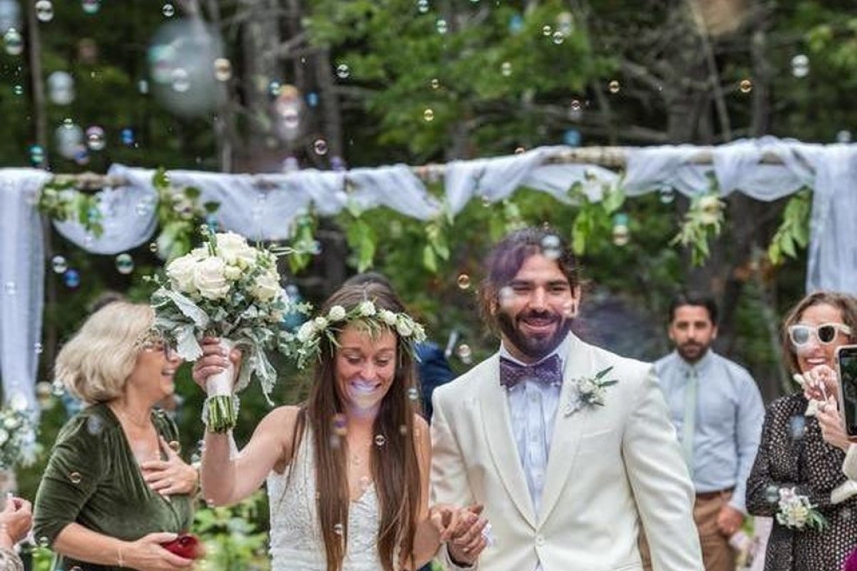 Noiva customiza vestido de casamento para noivo cego 'exergá-la'