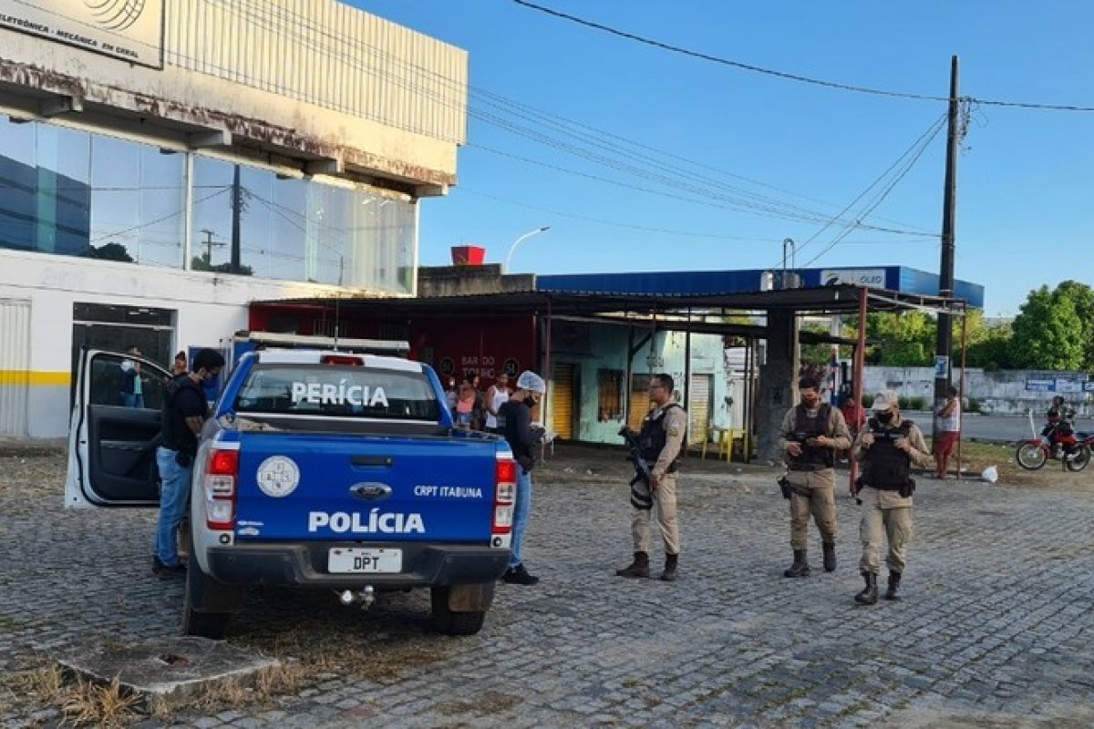 Homem é morto a facadas em bar de Itabuna enquanto bebia com a namorada