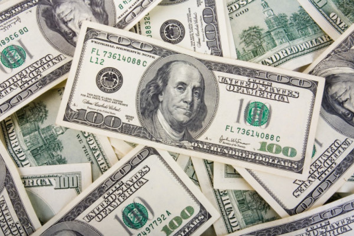 Dólar apresenta queda e fecha o dia abaixo de R$ 5,60