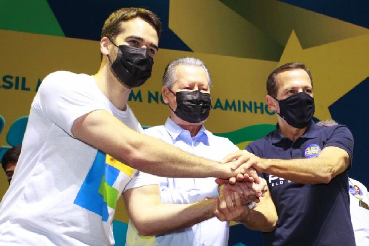 Aécio Neves chama Arthur Virgílio de “laranja de Doria”