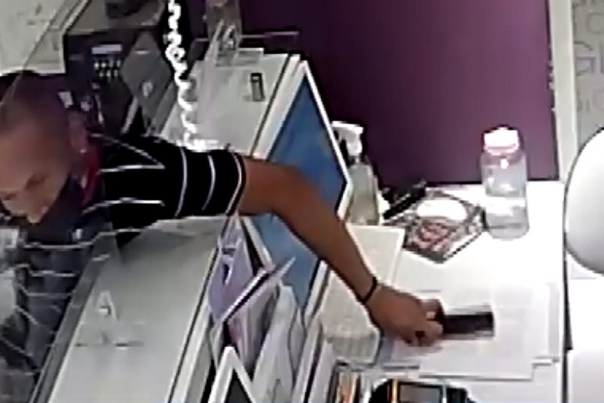 Homem furta celular em balcão de clínica, dentro de shopping em Salvador