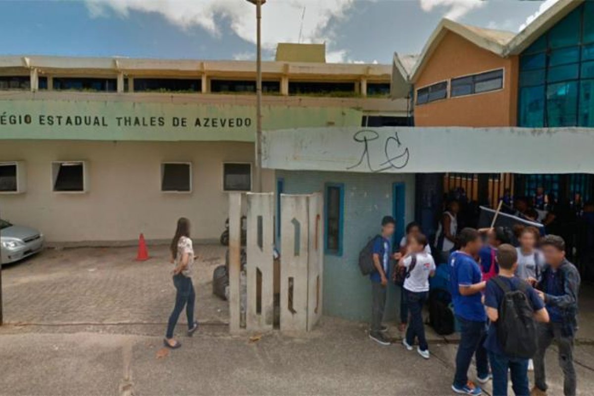 Caso Thales: ato demonstra apoio à professora intimada por ensinar conteúdo apontado como “esquerdista”