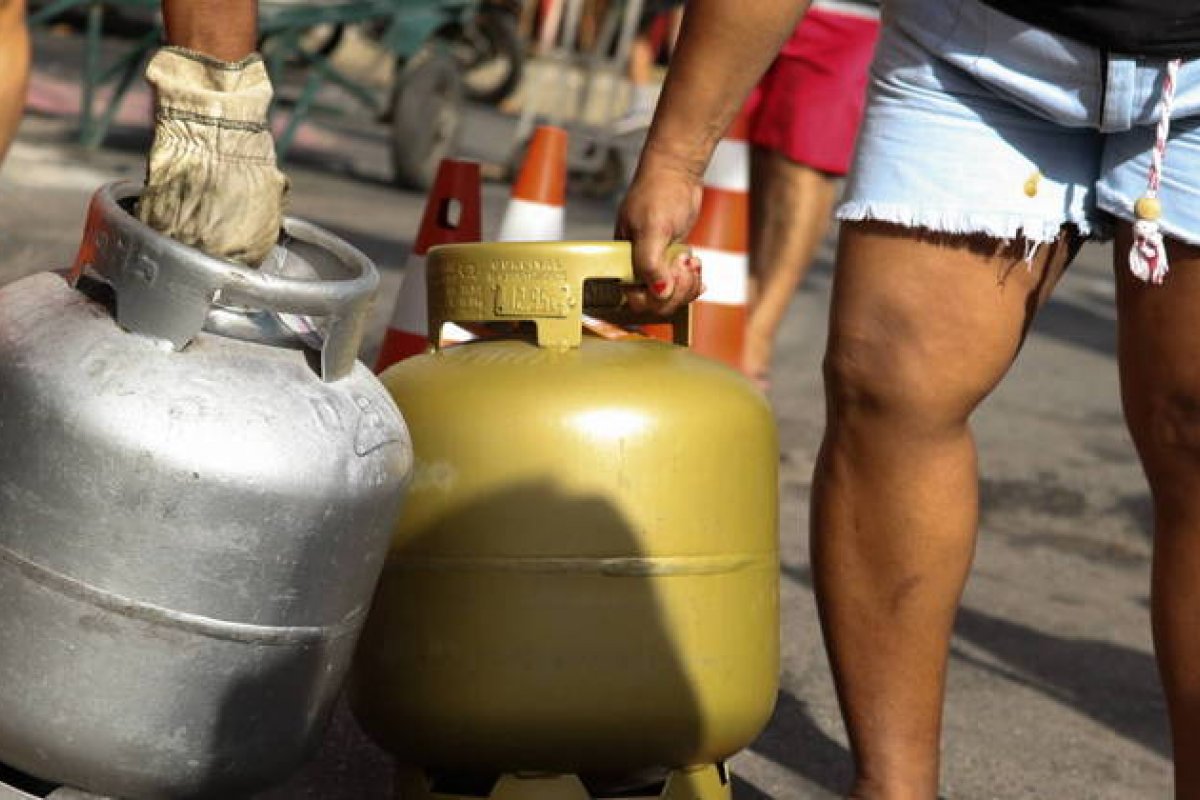 Valor do botijão de gás ultrapassa média nacional, de R$ 102, em 18 estados