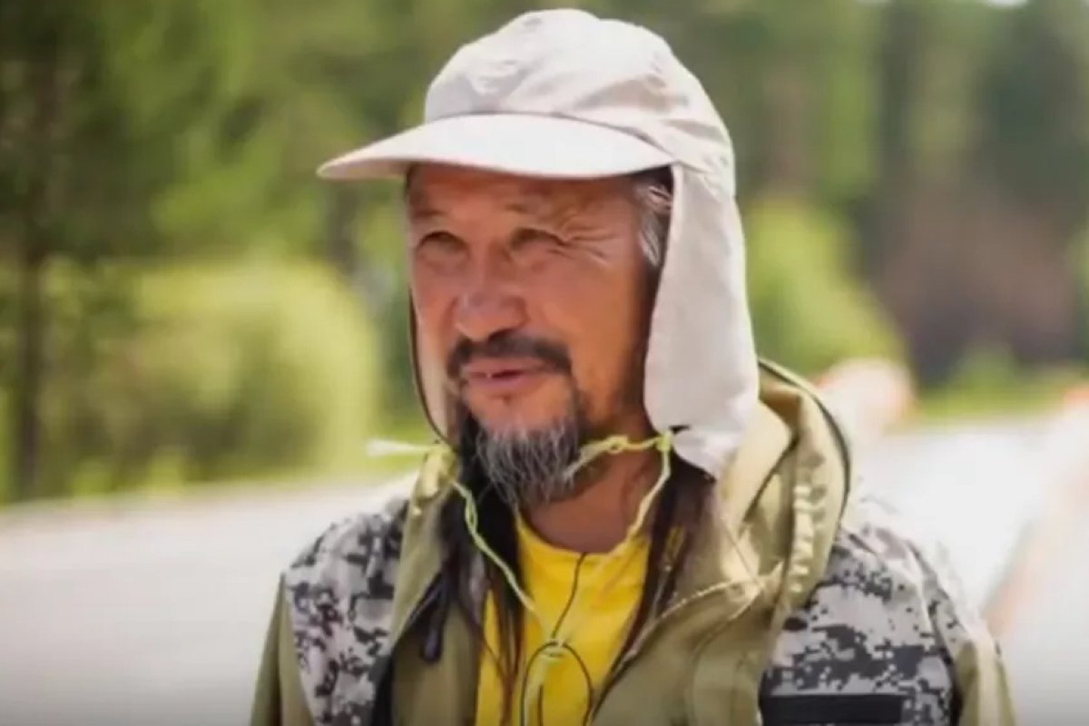 Homem que inicia caminhada de mais de 8 mil km para exorcizar Putin é considerado louco