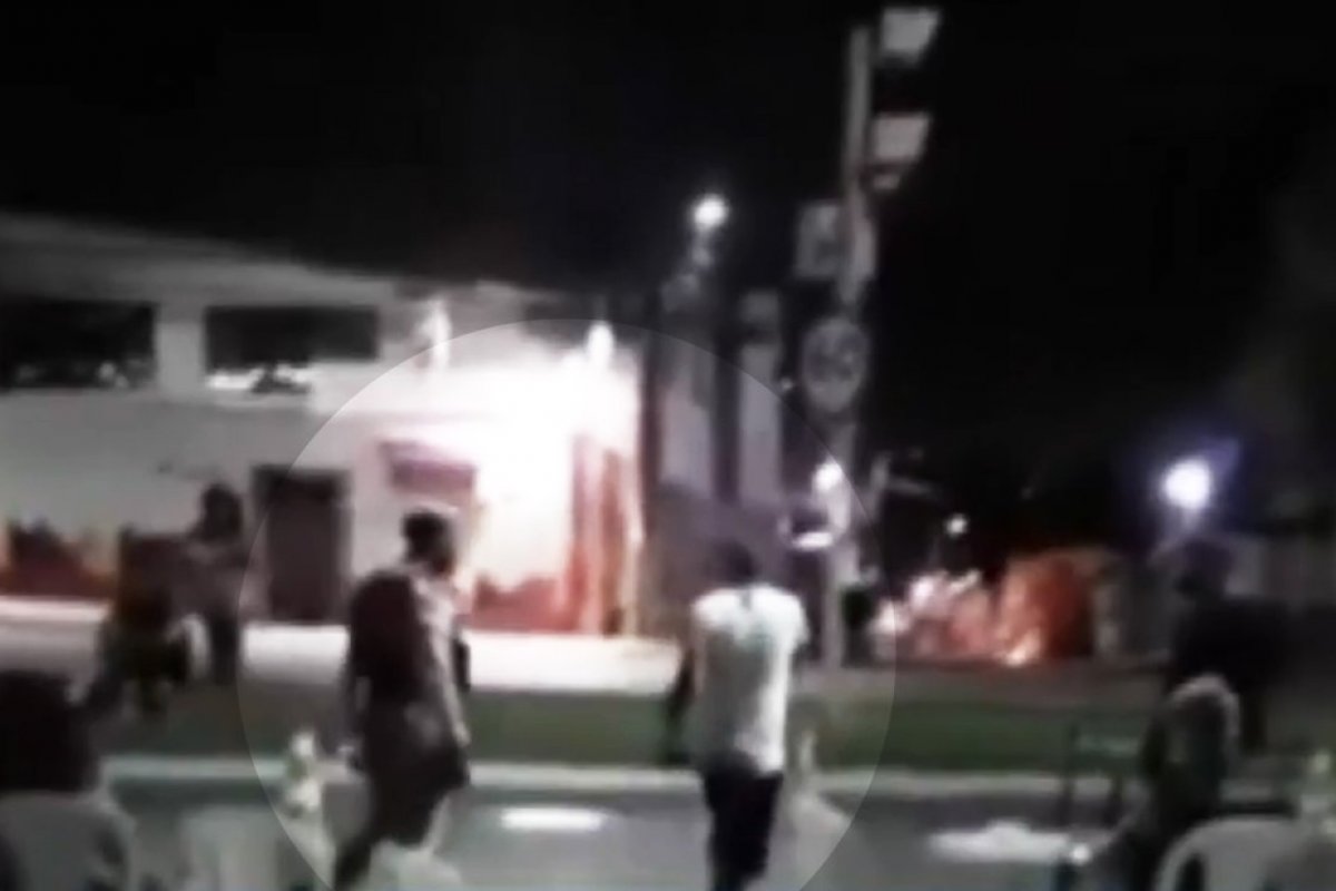 Vídeo: Homem leva tapa no rosto durante blitz da PM no bairro de Itapuã