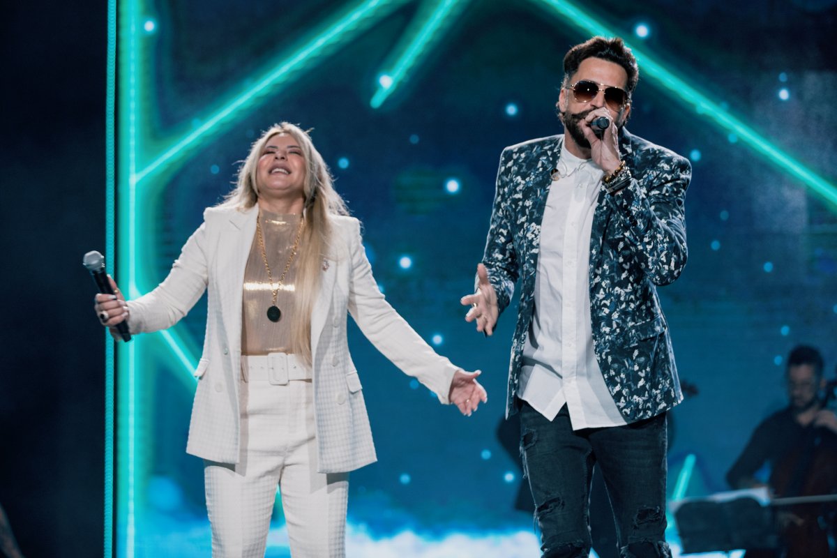 Latino canta música religiosa com Virgínia Arruda