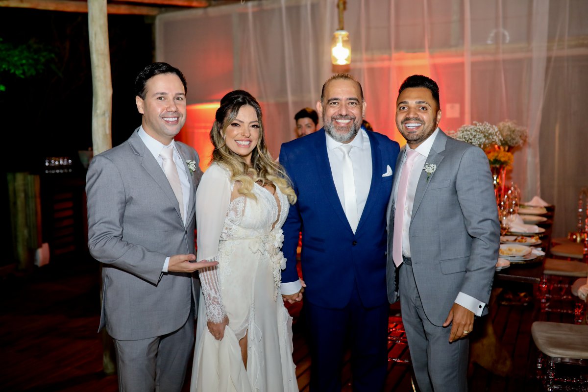 Tirulipa e Viny Vieira marcam presença em casamento à beira-mar em Balneário Camboriú