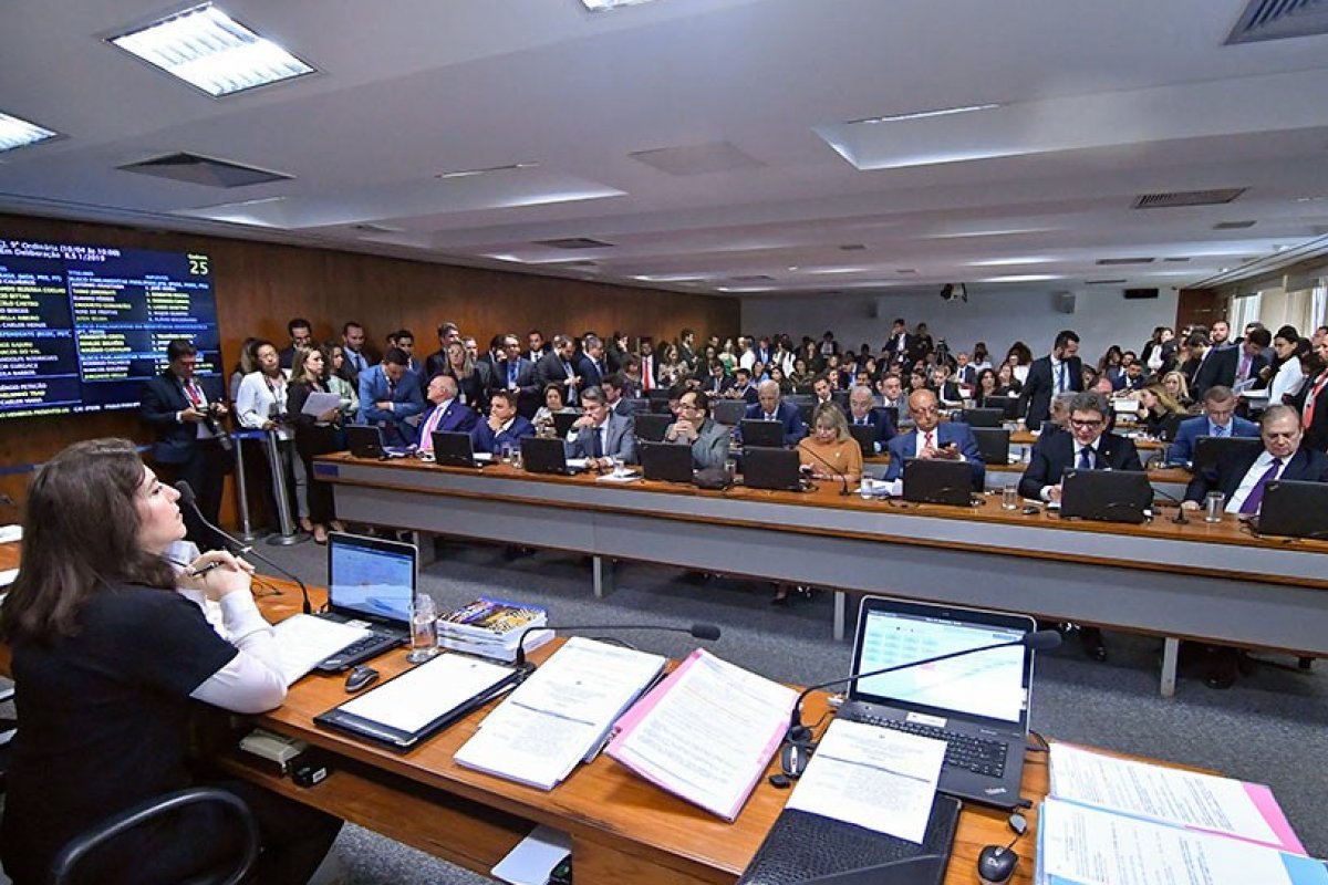CCJ aprova admissibilidade de proposta para revogação da "PEC da Bengala"