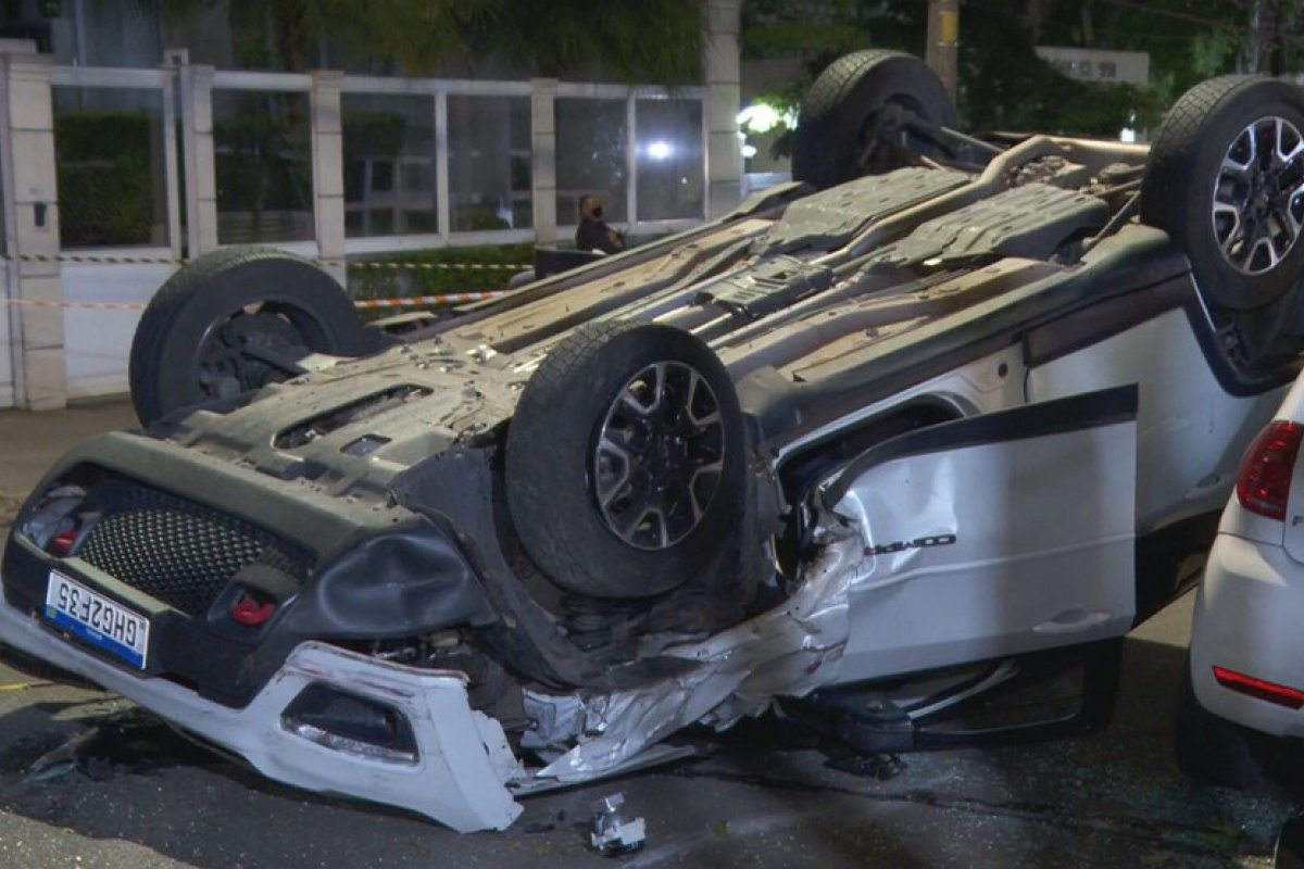 Homens roubam carro, batem em outros quatro veículos durante perseguição policial e capotam em rua de São Paulo