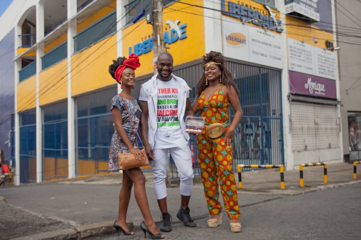 Empreendedores negros baianos uniram sete marcas do ramo da moda e da culinária em loja colaborativa