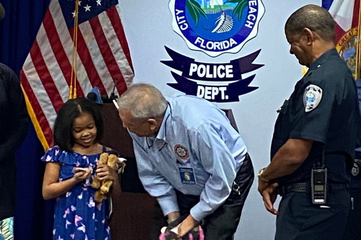 EUA: Menina de 9 anos luta contra ladrão e recupera bolsa da mãe