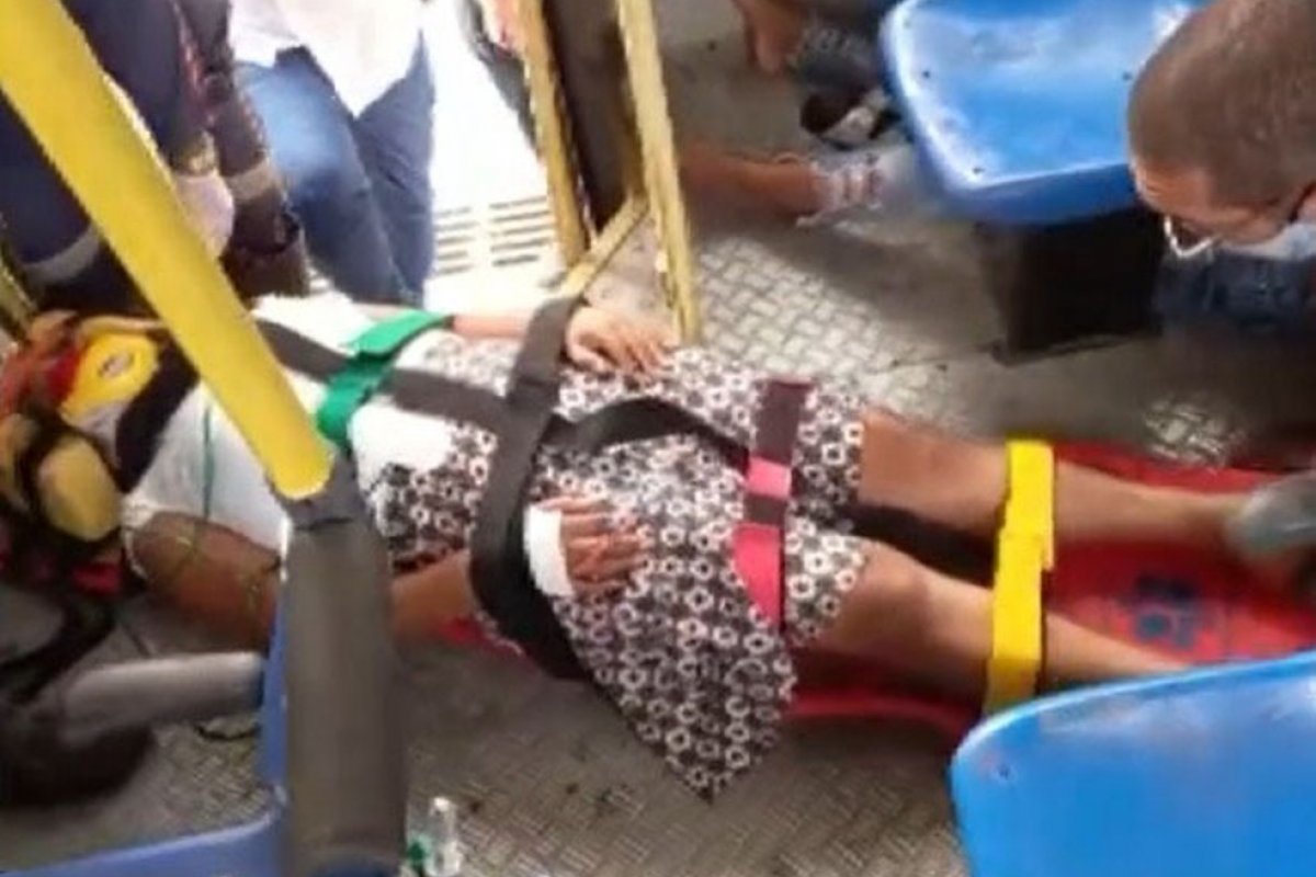 Mulher fratura os pés após acidente com ônibus na BA-522