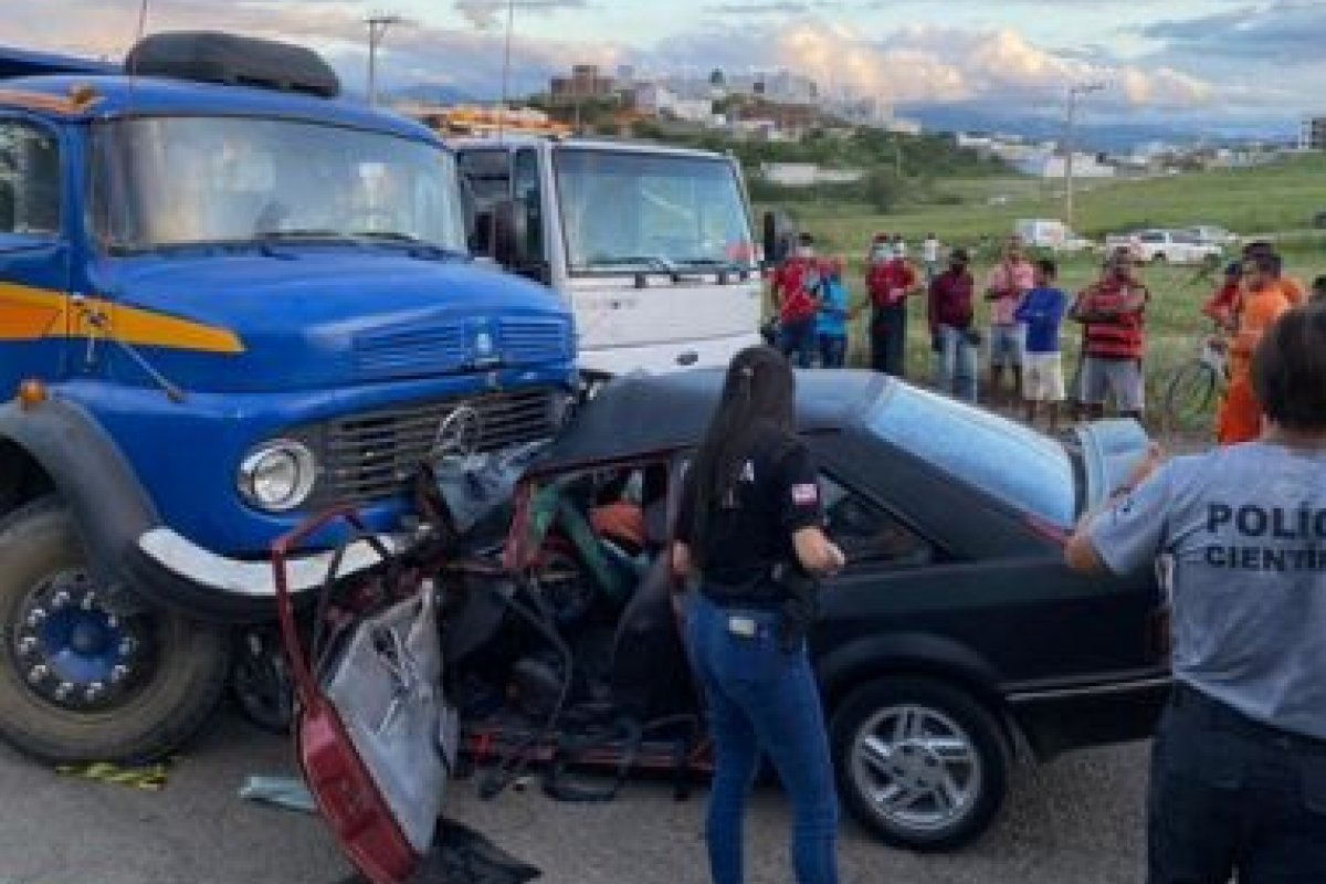 Motorista morre após batida entre carro e caçamba em Jequié