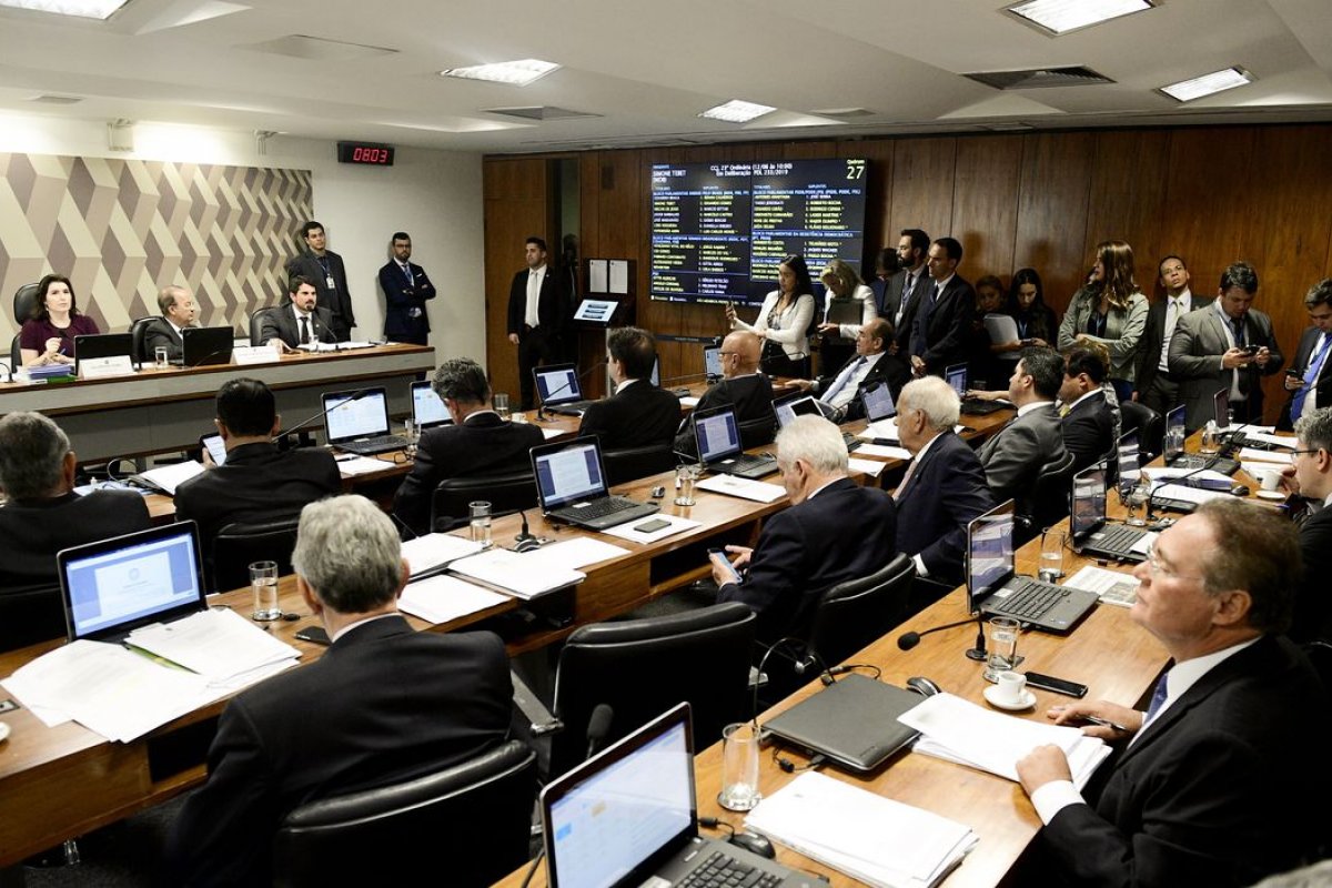 CCJ analisou relatório sobre a PEC dos Precatórios