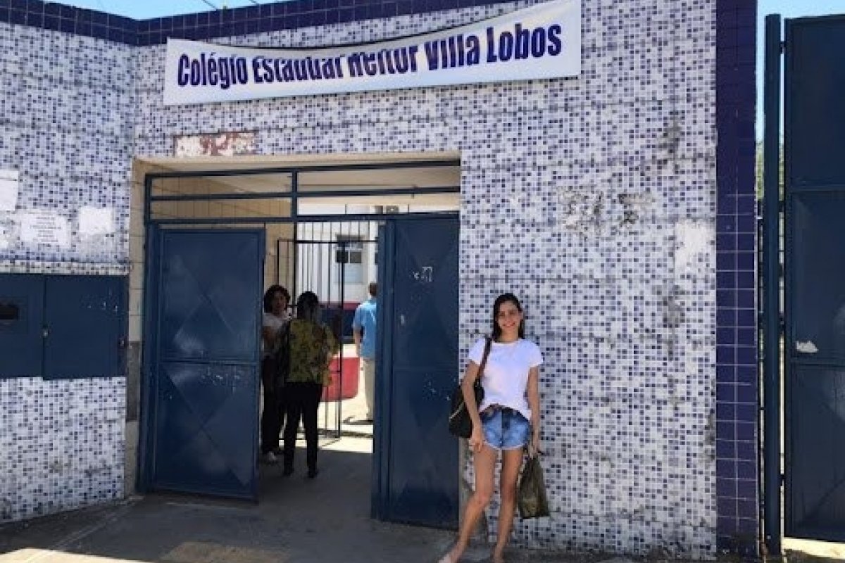 Vídeo: professor é afastado por supostamente obrigar alunos a se beijarem em sala de aula