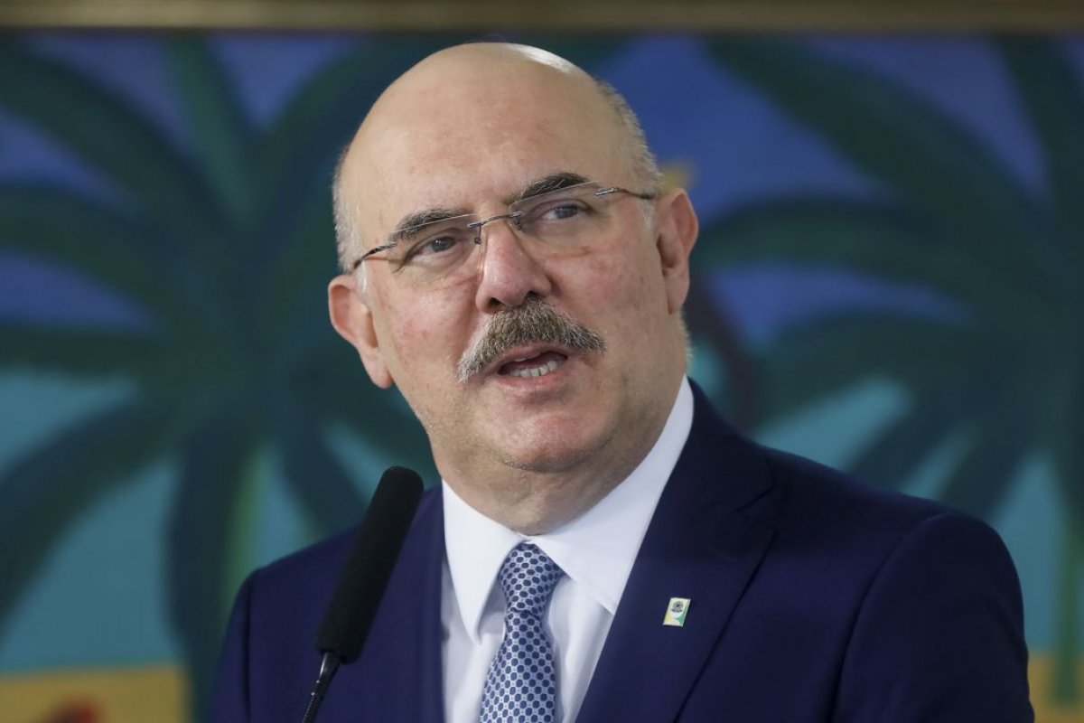 Governo quer criar 89 escolas cívico-militares em 2022, diz ministro